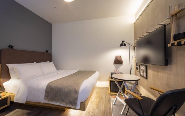 Moxy Secret Base No window Double room (풀 더블 침대) 사진 1