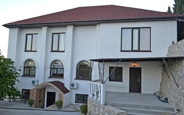 Uyut Guest House