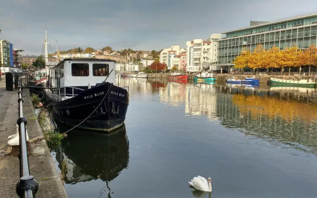 Kyle Blue Bristol - Luxury Hostel Boat