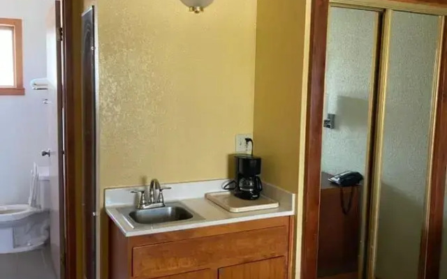 Western Holiday Lodge Three Rivers