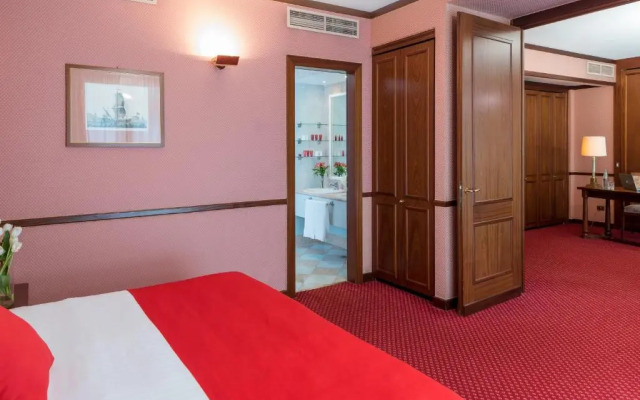 Отель Leonardo Hotel Milan City Center