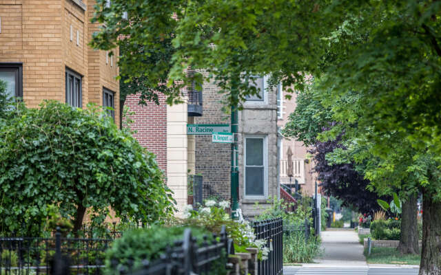 Chicago Guest House on Newport Avenue