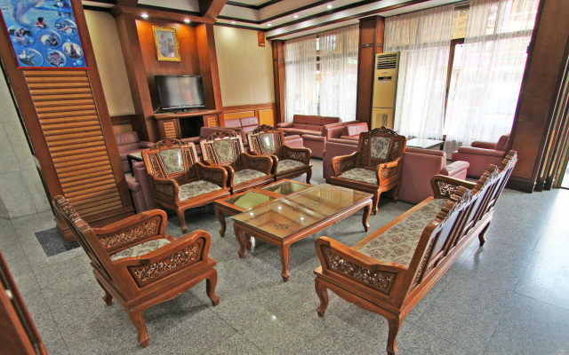 Lek Hotel
