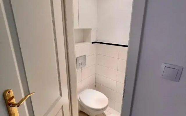 HOLIDAY 2 WiFi 300Mbs 70’TV Netflix HBO Max Apple