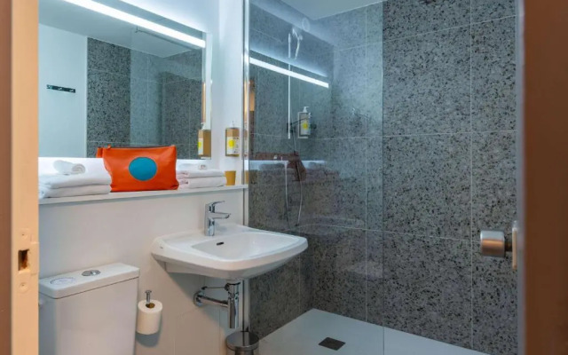 greet Hotel Chatellerault