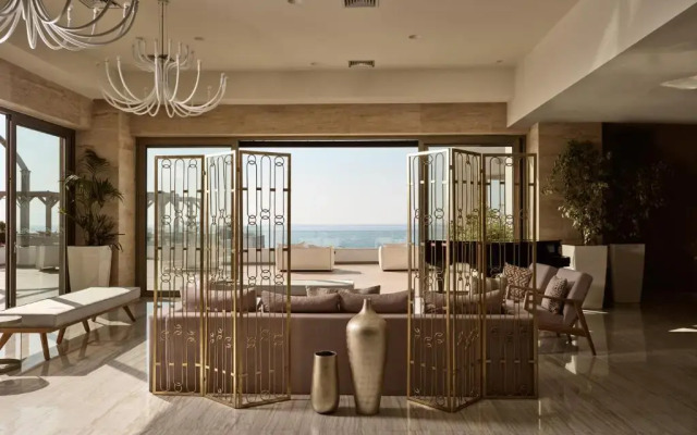 Отель The Royal Blue