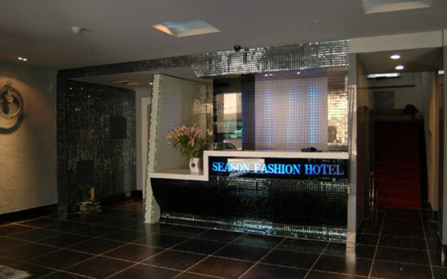 Dalian Seasons Urban Theme Hotel