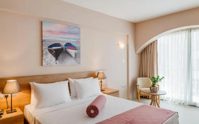 Olivia Palm Hotel