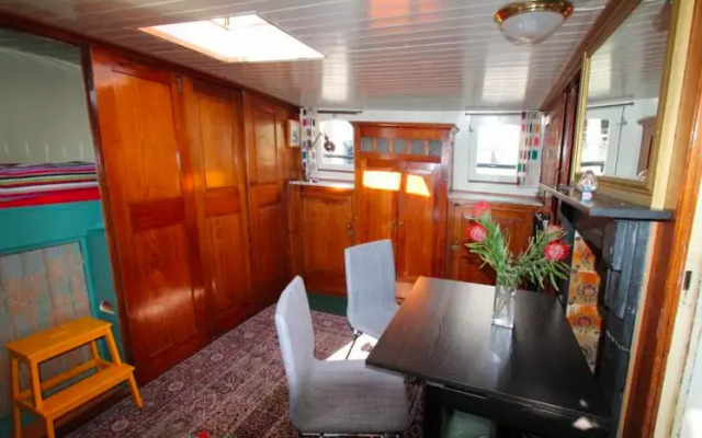 A351 Bed & Breakfast Studio on a Houseboat