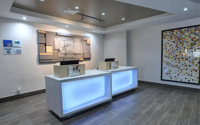 Holiday Inn Express & Suites Toronto Airport West, an IHG Hotel