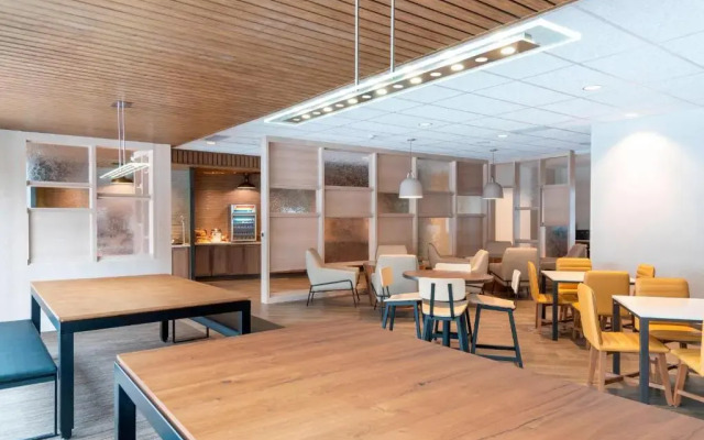 Fairfield Inn & Suites by Marriott Fair Oaks Farms
