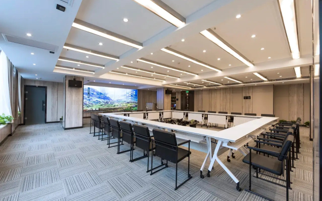 Atour Hotel (Luoyang Longmen High Speed Railway Station)
