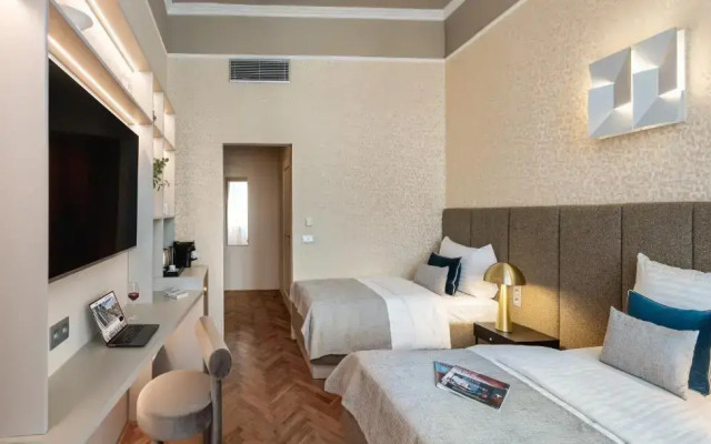 Hotel Maestro by Adrez