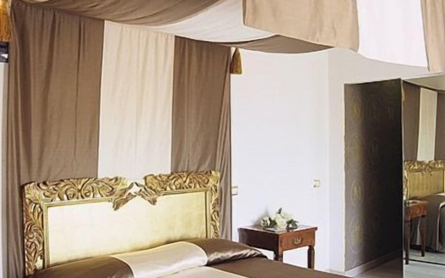 M Glamour Hotel