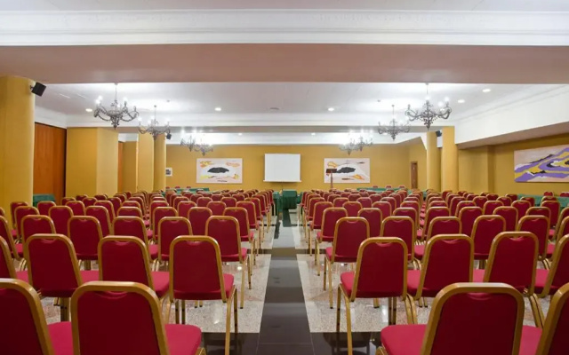 Отель Ilunion Les Corts Spa
