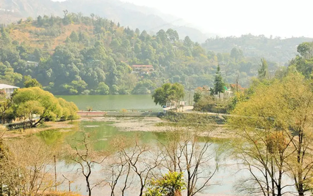 Hotel Traveller's Paradise Naukuchiatal [The Hill Skirt Resort]