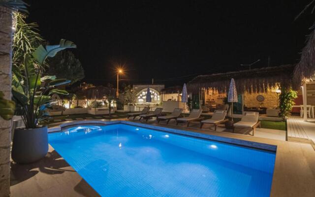 Sandal Alaçatı - Adults Only