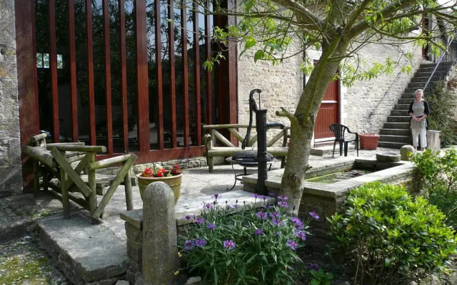 Kingston Country Courtyard