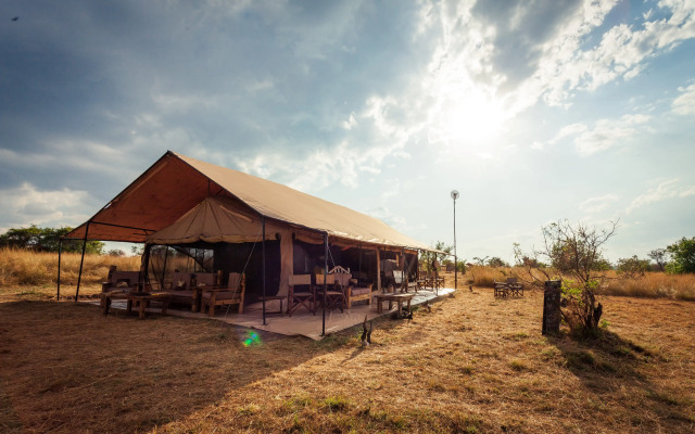 Gnu Mara River Camp