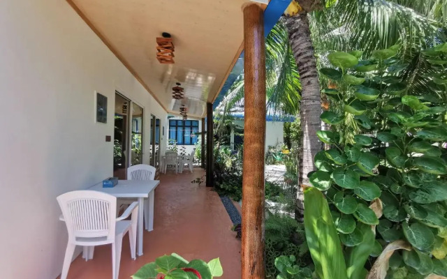 Blue Water Thoddoo Inn