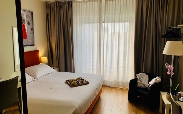 Blaise & Francis Hotel