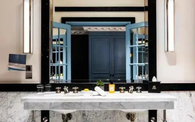 Hôtel de Berri Champs-Élysées, a Luxury Collection Hotel
