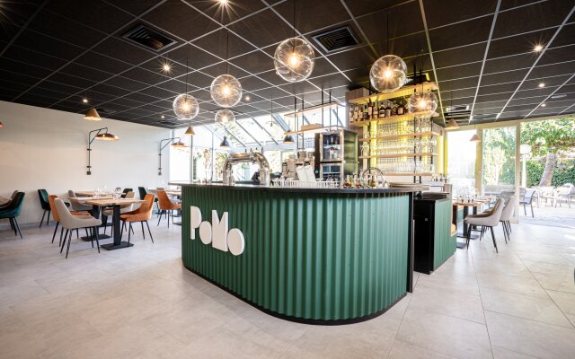 PoMo Hotel & Restaurant