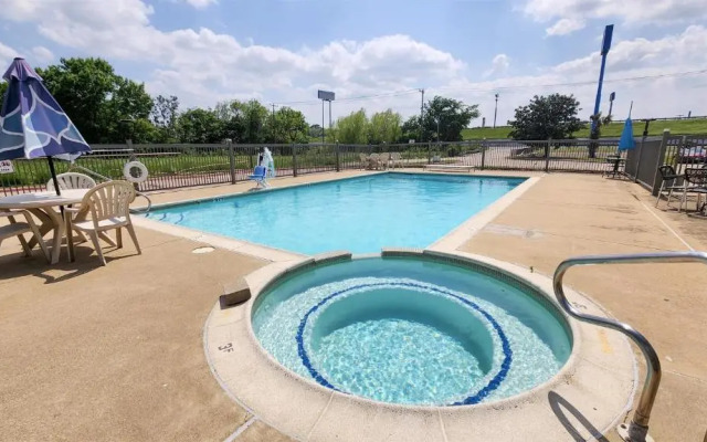 Motel 6 Ennis, TX
