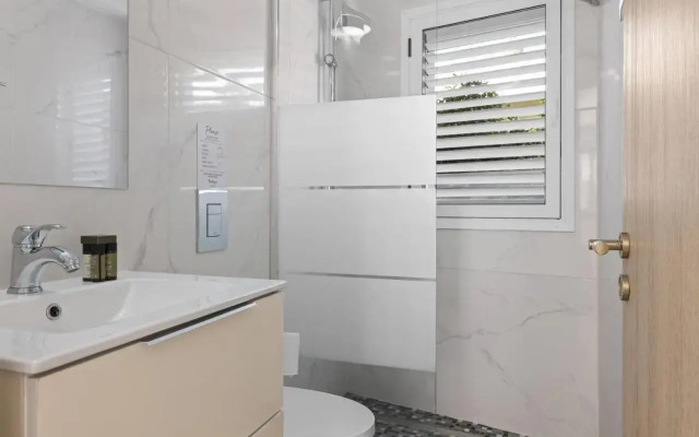 Phaedrus Living: Alkminis Seaside Suites Sand
