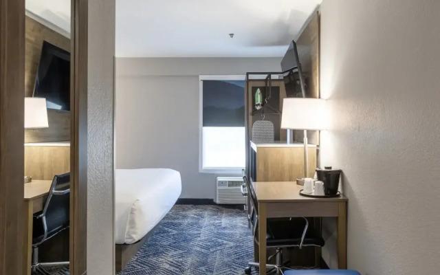 Rodeway Inn & Suites near Outlet Mall - Asheville