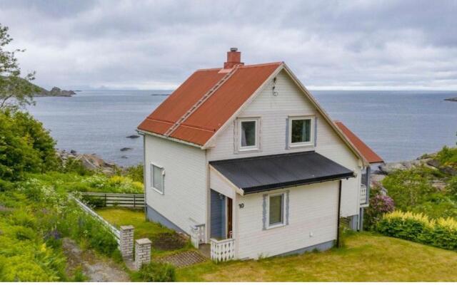 House by the sea Reine, Lofoten