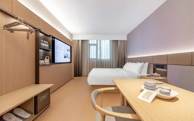 JI Hotel (Shanghai Pudong Waigaoqiao Zhouhai Road Subway Station)