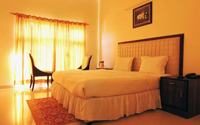 Hotel Traveller's Paradise Naukuchiatal [The Hill Skirt Resort]