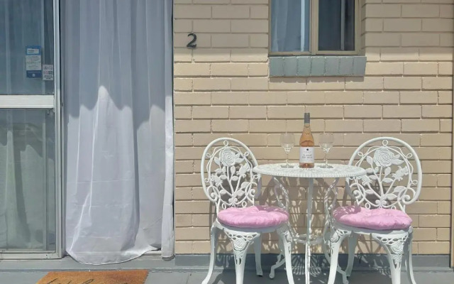 Mollymook Ocean View Motel - Welcoming Guests 18 Years and Older