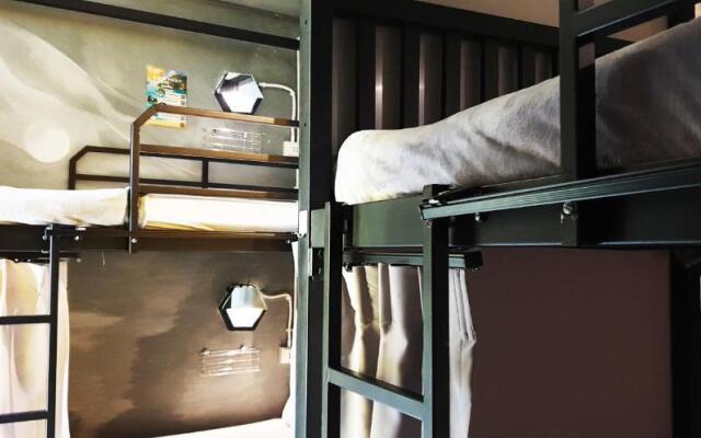 Beehive Phuket Old Town - Hostel