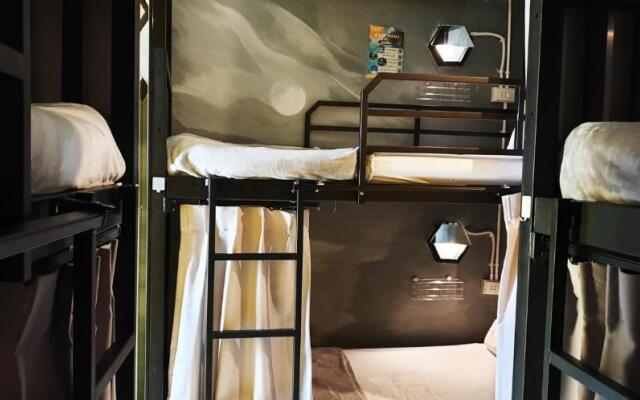 Beehive Phuket Old Town - Hostel
