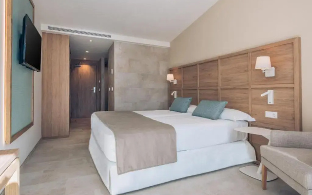 Отель Iberostar Waves Cala Domingos