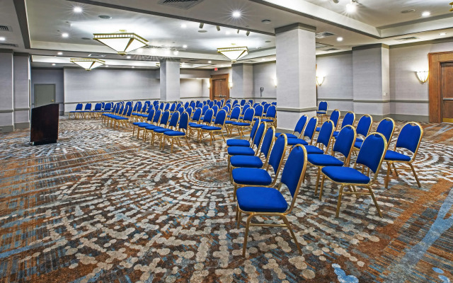 DoubleTree by Hilton Tulsa - Warren Place