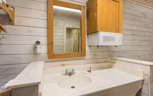 Travelodge Inn & Suites by Wyndham San Antonio Airport