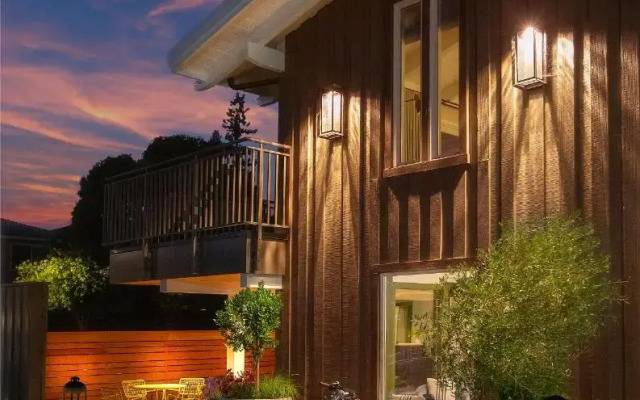 Red Cottage Inn & Suites