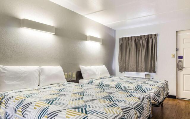 Motel 6 Baytown, TX - Garth Rd