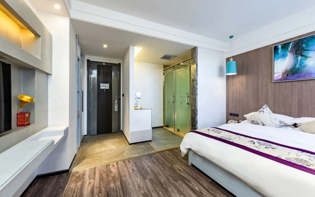 Spring River Flower Moon Hotel (Kunming Dianchi Haigeng Dam)