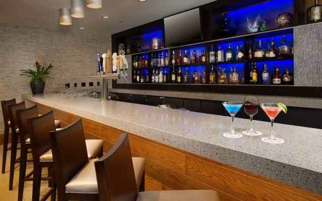 Отель Skybridge Seattle Airport