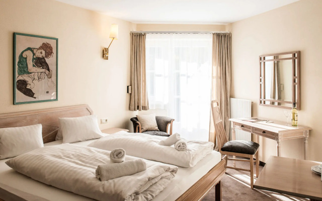 Crystls Aparthotel