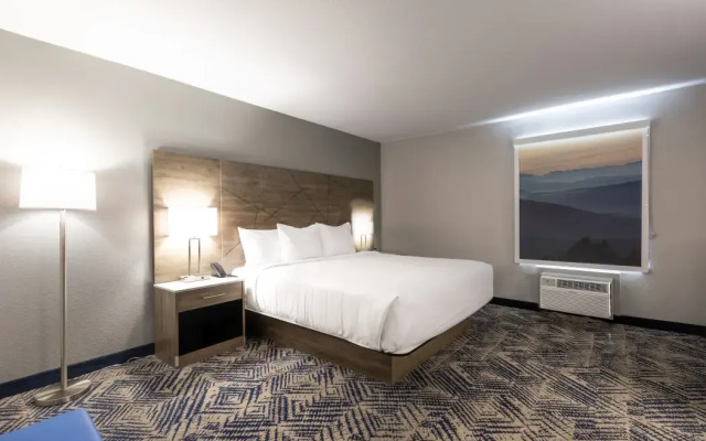 Rodeway Inn & Suites near Outlet Mall - Asheville
