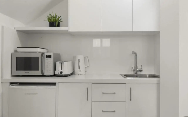 Phaedrus Living: Alkminis Seaside Suites Sand