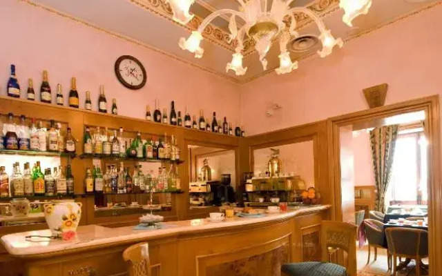 Hotel Joli