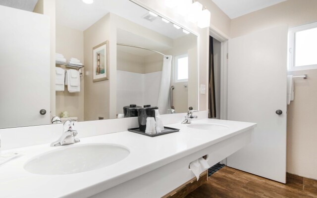 BaySide Inn & Suites Eureka