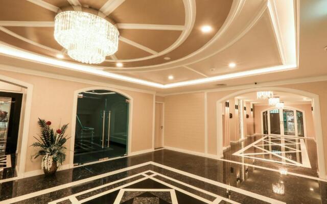 Crystal Palace Luxury Hotel