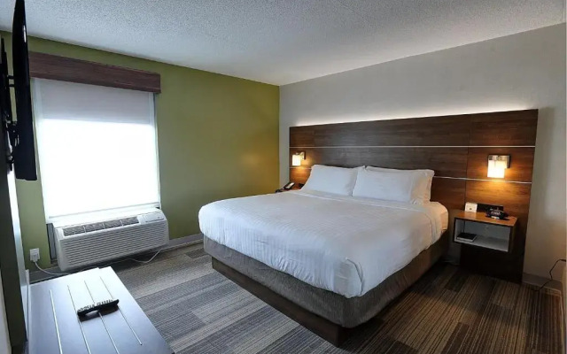 Holiday Inn Express & Suites Toronto Airport West, an IHG Hotel